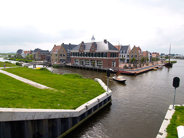 Vakantiewoningen zouden de woningnood kunnen verlichten. Er zijn in Friesland zelfs al vakantiestadjes met alles erop en eraan, zoals Esonstad (Anjum, Oostmahorn).