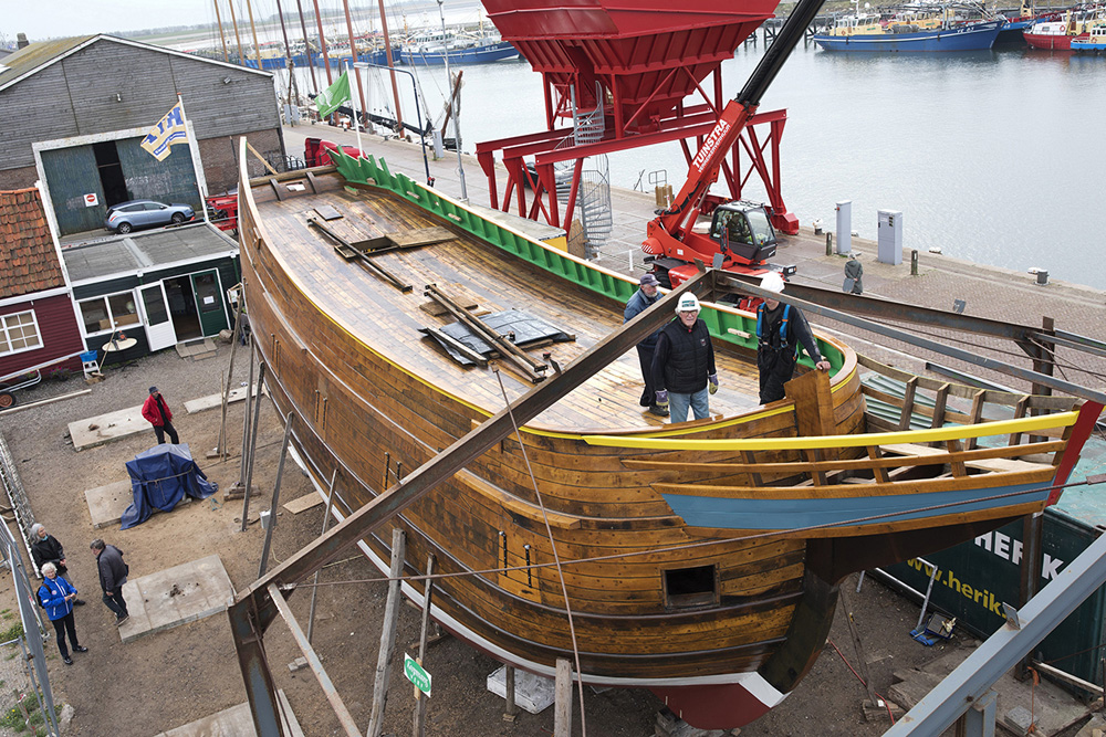 Prinses Margriet verricht in Harlingen doop van nagebouwd